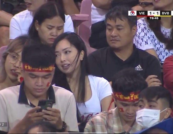 Vợ Hà Đức Chinh 'gây sốt' vì nhan sắc trong trận Việt Nam - Dortmund - Ảnh 3.