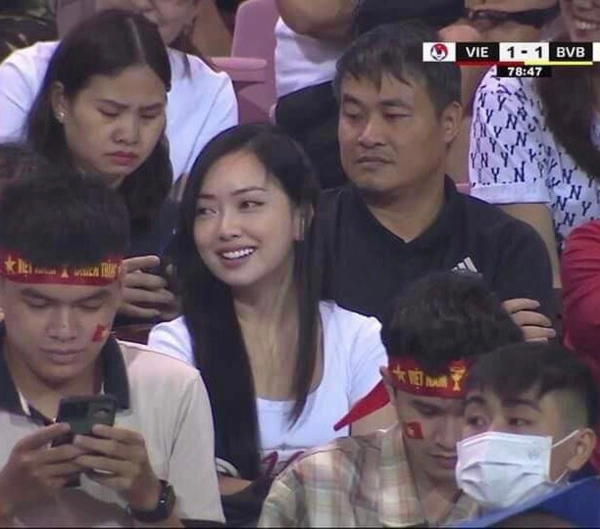 Vợ Hà Đức Chinh 'gây sốt' vì nhan sắc trong trận Việt Nam - Dortmund - Ảnh 4.
