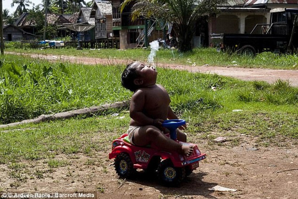 Bất ngờ cuộc sống hiện tại của cậu bé 2 tuổi hút 40 điếu thuốc 1 ngày - Ảnh 1.
