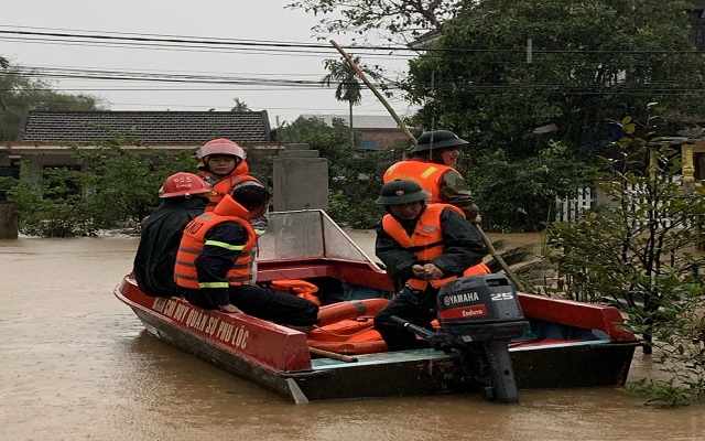 Tìm kiếm người dân bị lũ cuốn mất tích khi đi qua đường liên thôn