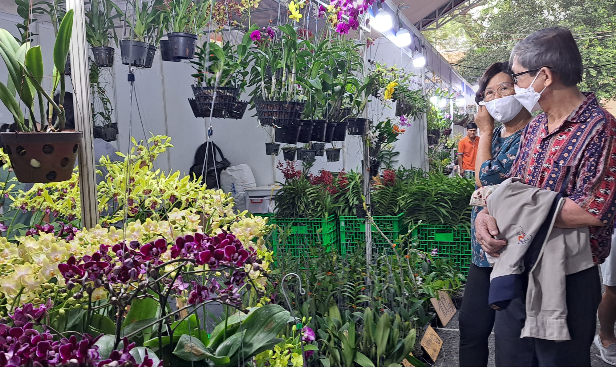 H&agrave;ng Tết độc, lạ h&uacute;t kh&aacute;ch - Ảnh 1.