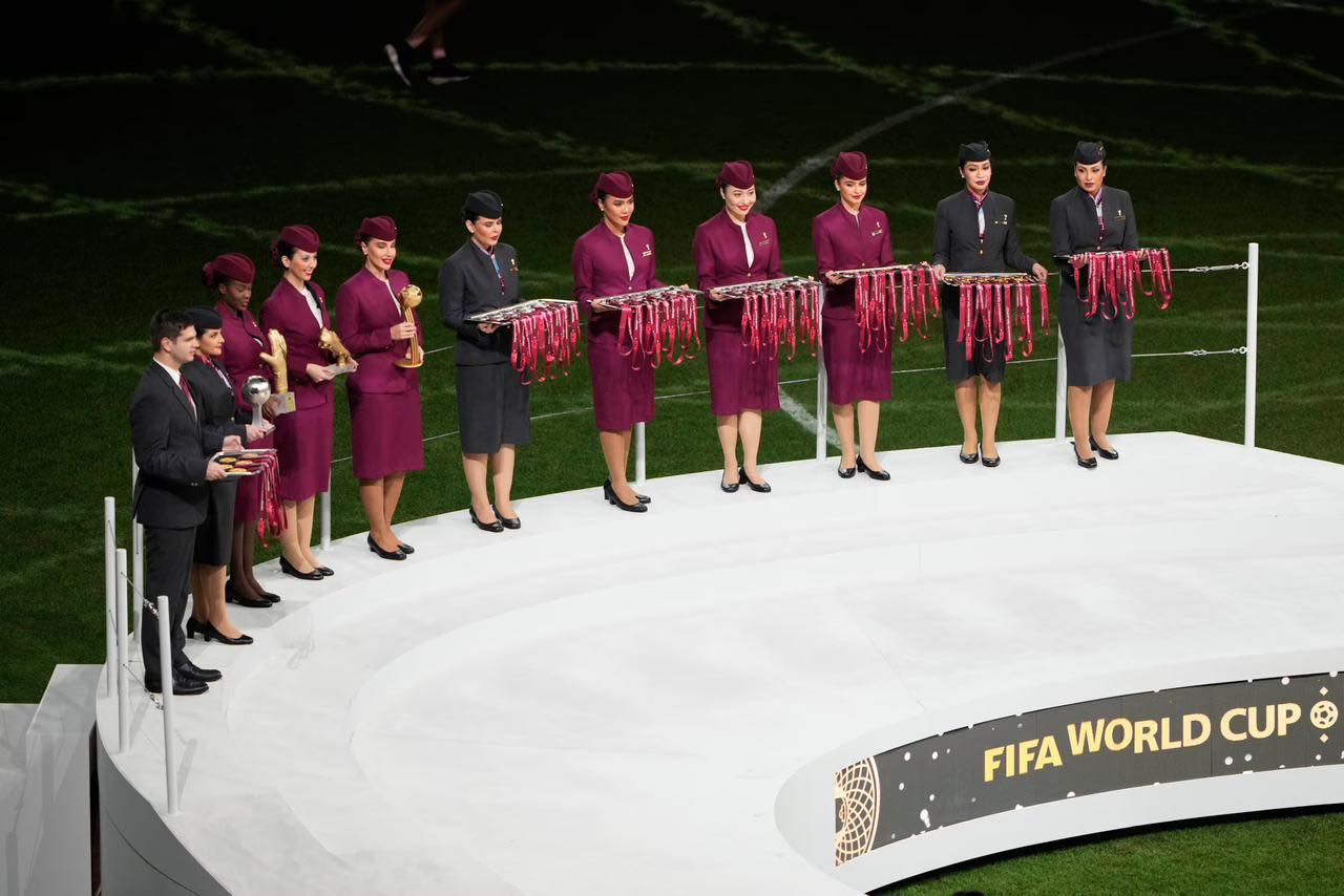 Nữ tiếp viên hàng không người Việt xuất hiện tại lễ trao giải World Cup: Mbappé khiêm tốn, Messi như toả hào quang - Ảnh 2.