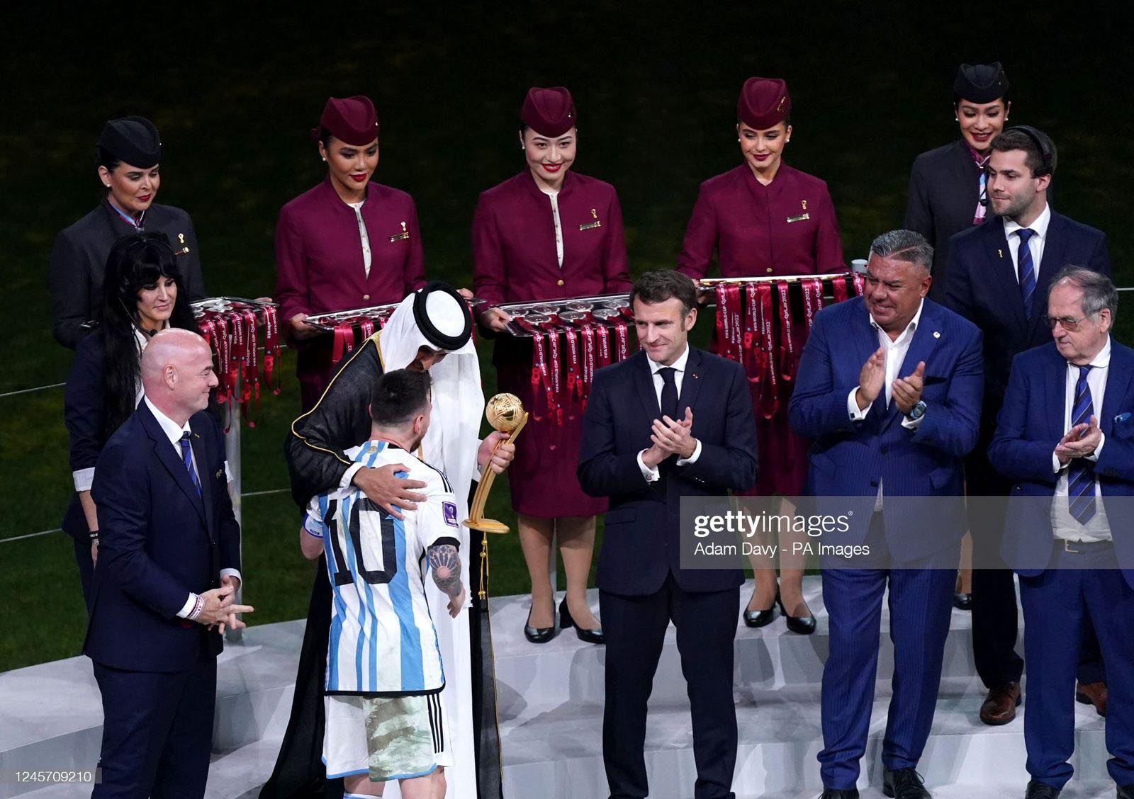 Nữ tiếp viên hàng không người Việt xuất hiện tại lễ trao giải World Cup: Mbappé khiêm tốn, Messi như toả hào quang - Ảnh 3.