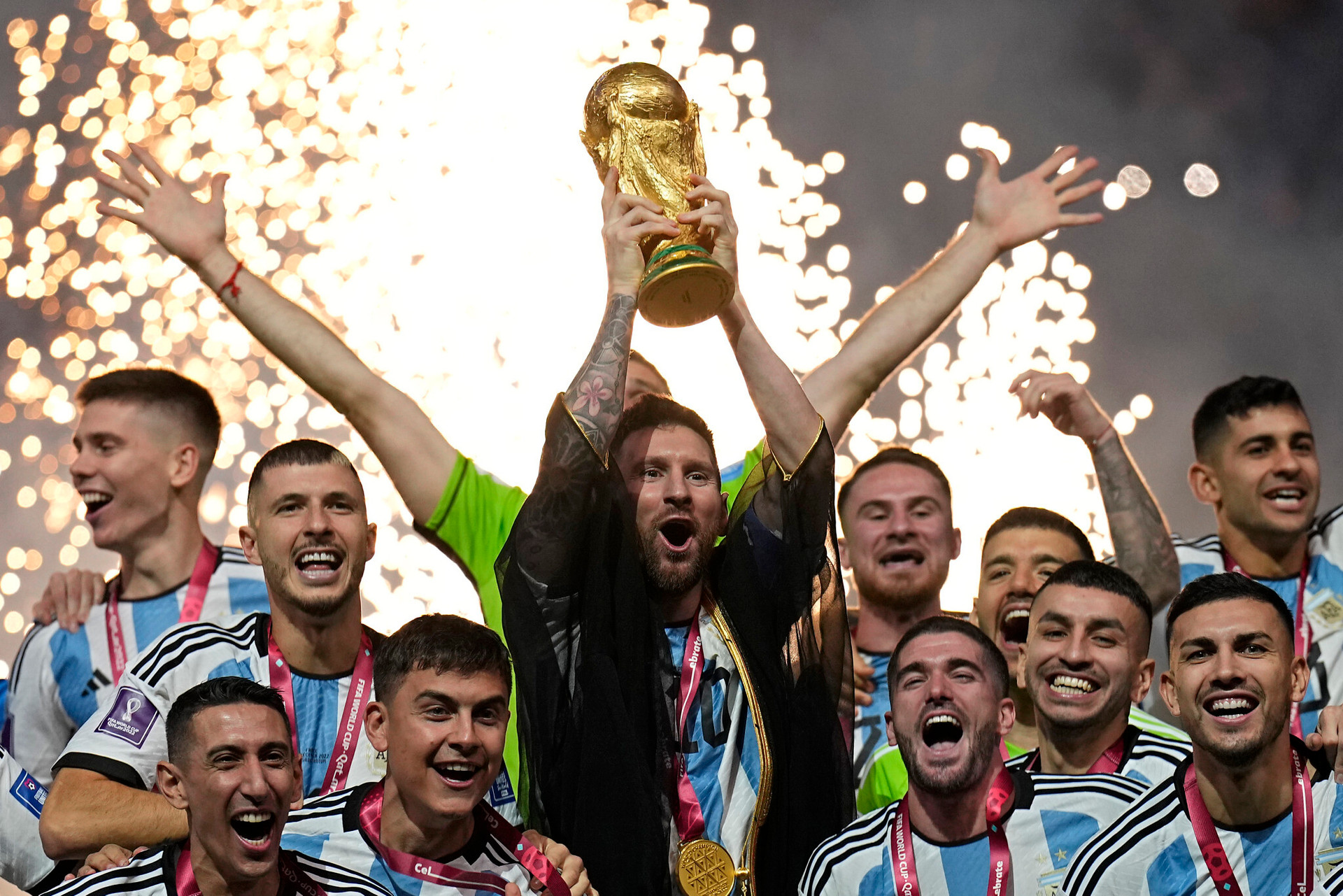 Cup vàng của Messi là niềm tự hào của mọi người hâm mộ. Với biểu cảm hạnh phúc của anh ấy trên bộ đồng phục Argentina, các fan hâm mộ sẽ thấy sự vui mừng của Messi và cả điều đó sẽ truyền tới cho những người xem hình.