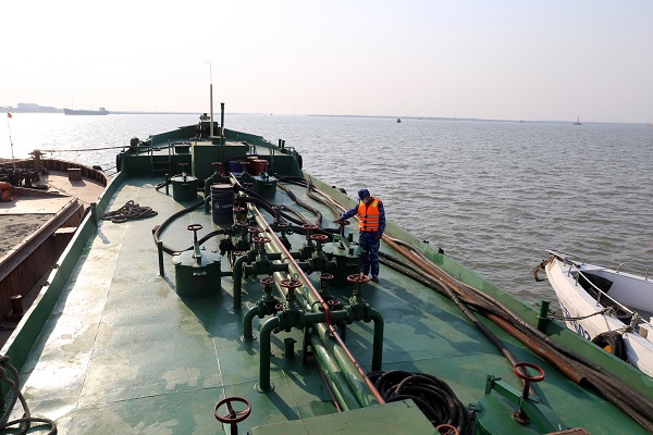 Hải Phòng: Phát hiện tàu chở 15.000kg dầu không rõ nguồn gốc trên biển   - Ảnh 1.