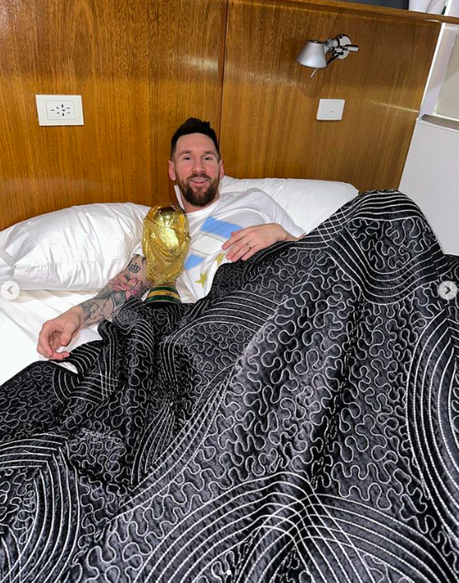 Messi khoe ảnh nằm ngủ với cúp vàng, hứa hẹn phá kỷ lục MXH mà chính anh vừa thiết lập - Ảnh 1.
