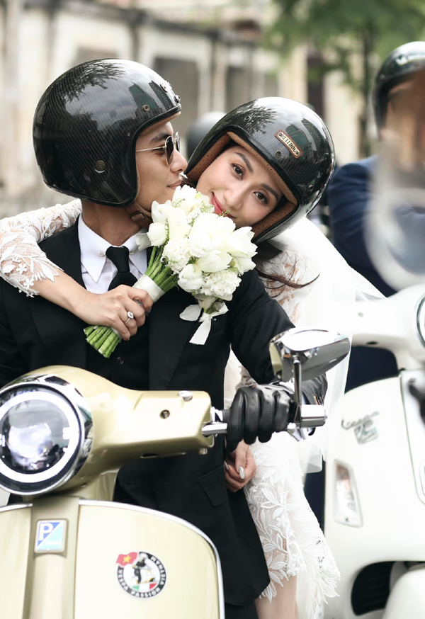 Đám cưới Khánh Thi - Phan Hiển: Nụ cười hạnh phúc của cô dâu khi chú rể đi xe máy đến đón - Ảnh 3.