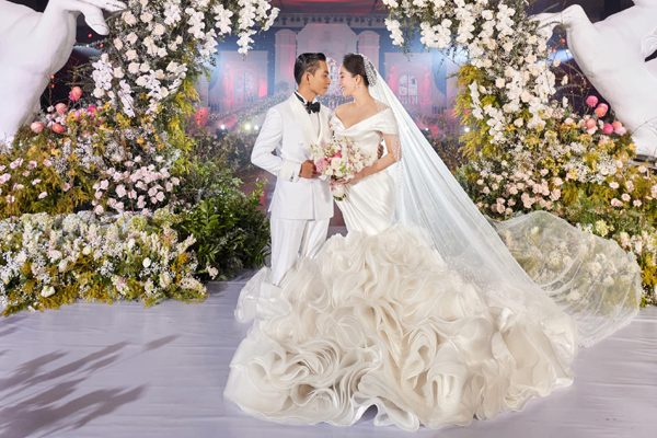 Đám cưới Khánh Thi - Phan Hiển: Nụ cười hạnh phúc của cô dâu khi chú rể đi xe máy đến đón - Ảnh 8.