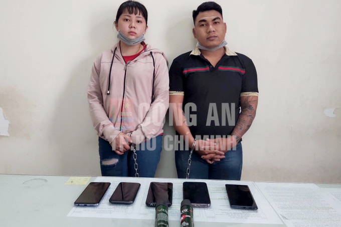 Cặp vợ chồng thực hiện 5 vụ cướp giật điện thoại ở TPHCM - Ảnh 2.