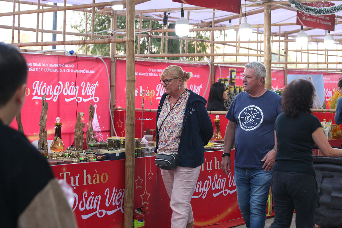 Khách quốc tế thích thú trải nghiệm các gian hàng giới thiệu nông sản Việt - Ảnh 8.