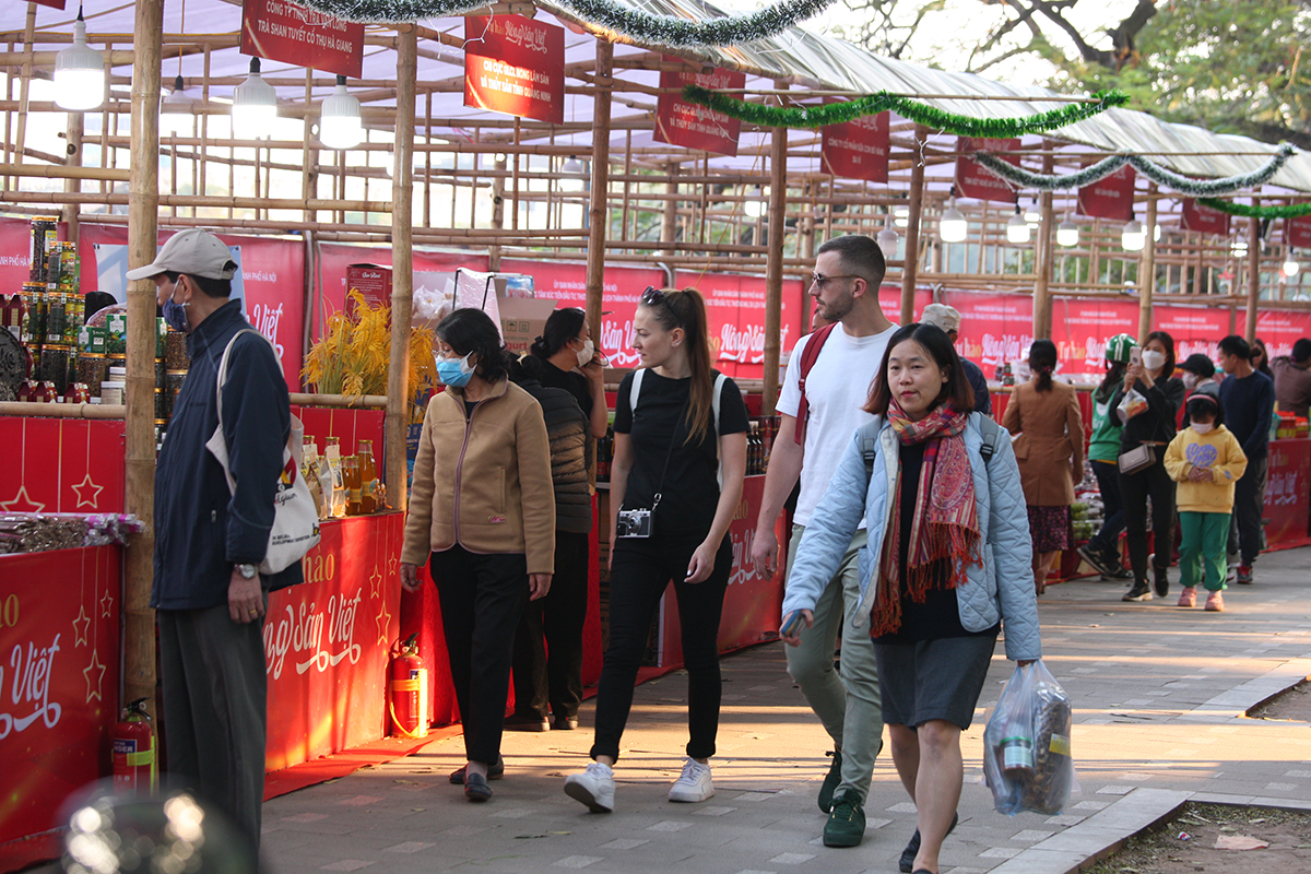 Khách quốc tế thích thú trải nghiệm các gian hàng giới thiệu nông sản Việt - Ảnh 1.