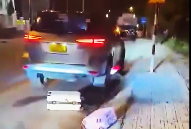 T&agrave;i xế xe dịch vụ chửi, đuổi, n&eacute;m vali của du kh&aacute;ch ở Đ&agrave; Lạt - Ảnh 1.