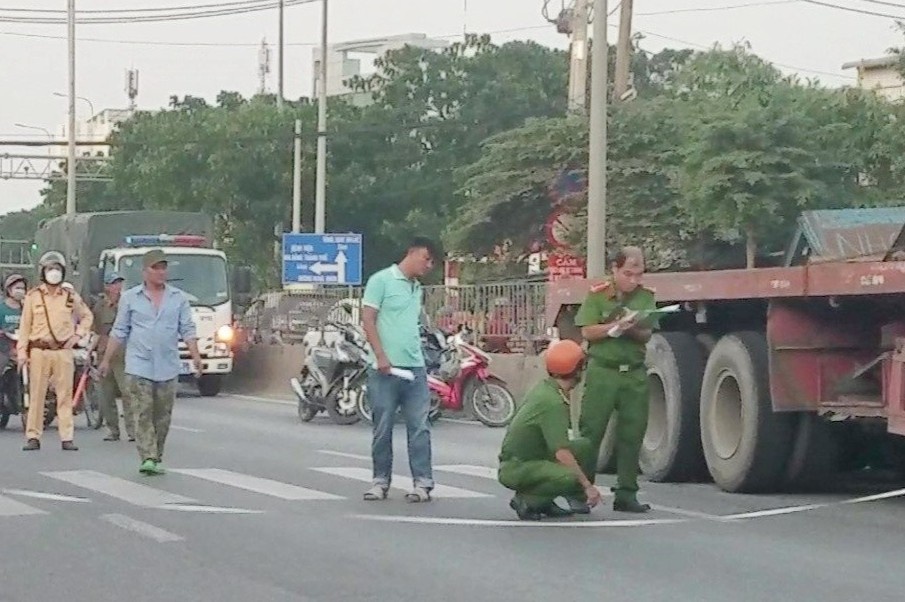 Người phụ nữ bị xe đầu kéo cán tử vong khi băng qua quốc lộ 1 - Ảnh 1.