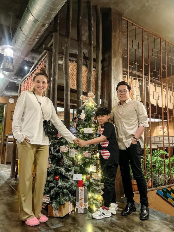 Hoa hậu Diễm Hương đón Giáng sinh bên con trai và chồng cũ giữa tin đồn chuẩn bị kết hôn lần 3 - Ảnh 2.