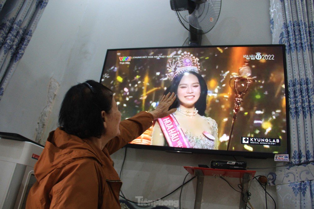 Hàng xóm nói gì về cô gái giản dị, học giỏi đăng quang Hoa hậu Việt Nam - Ảnh 3.