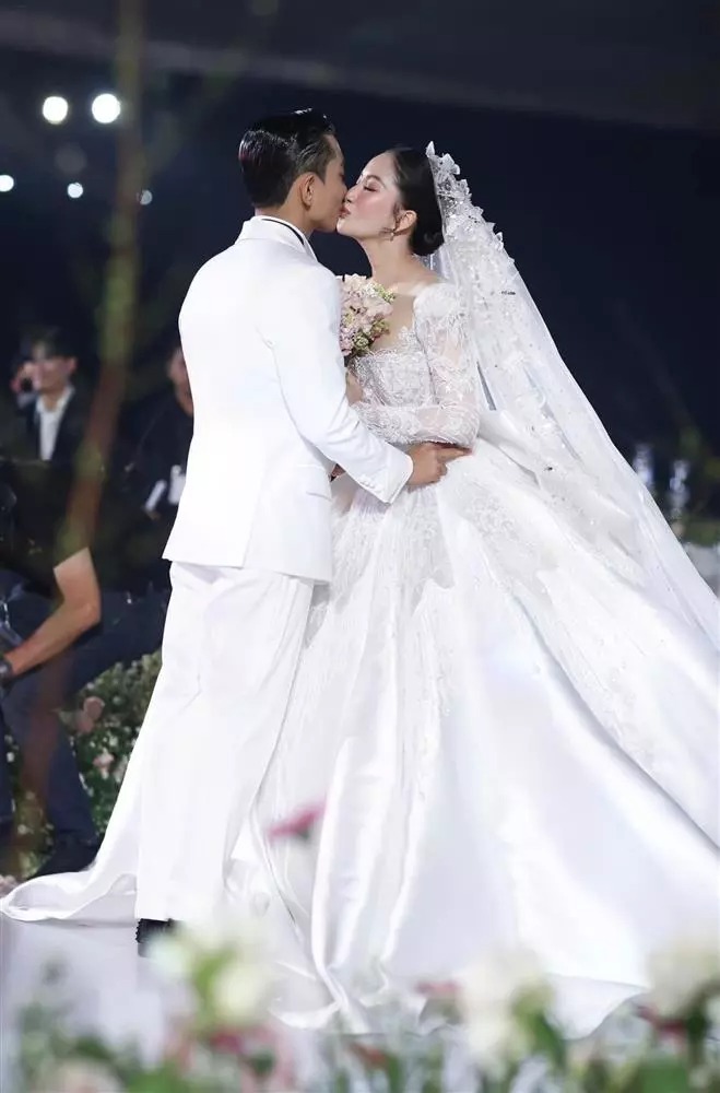 Showbiz Việt đại hỷ năm 2022: Hàng chục cặp đôi làm đám cưới - Ảnh 2.