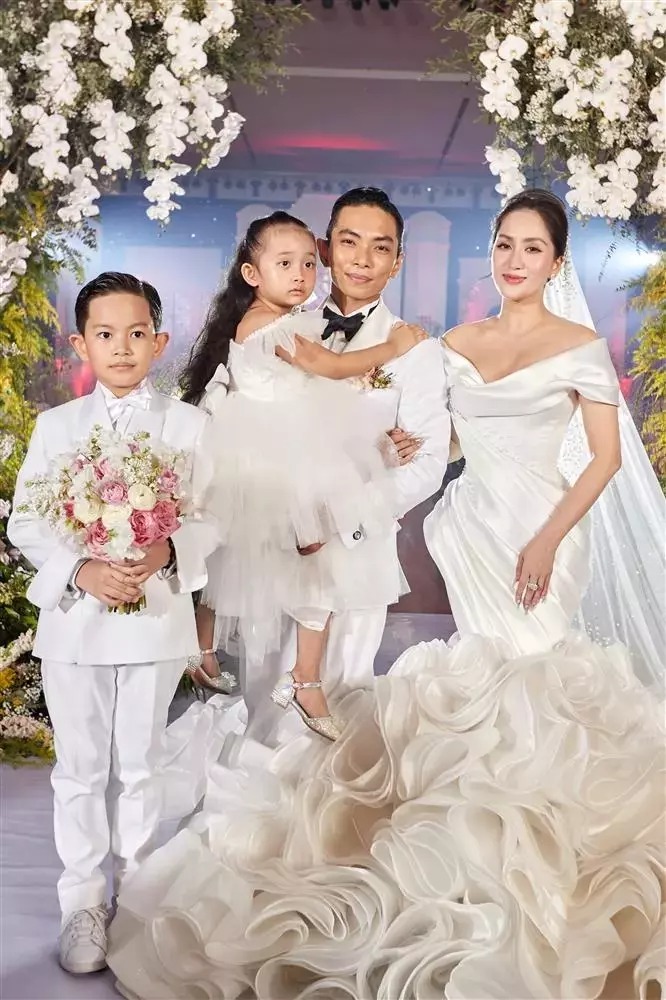 Showbiz Việt đại hỷ năm 2022: Hàng chục cặp đôi làm đám cưới - Ảnh 1.