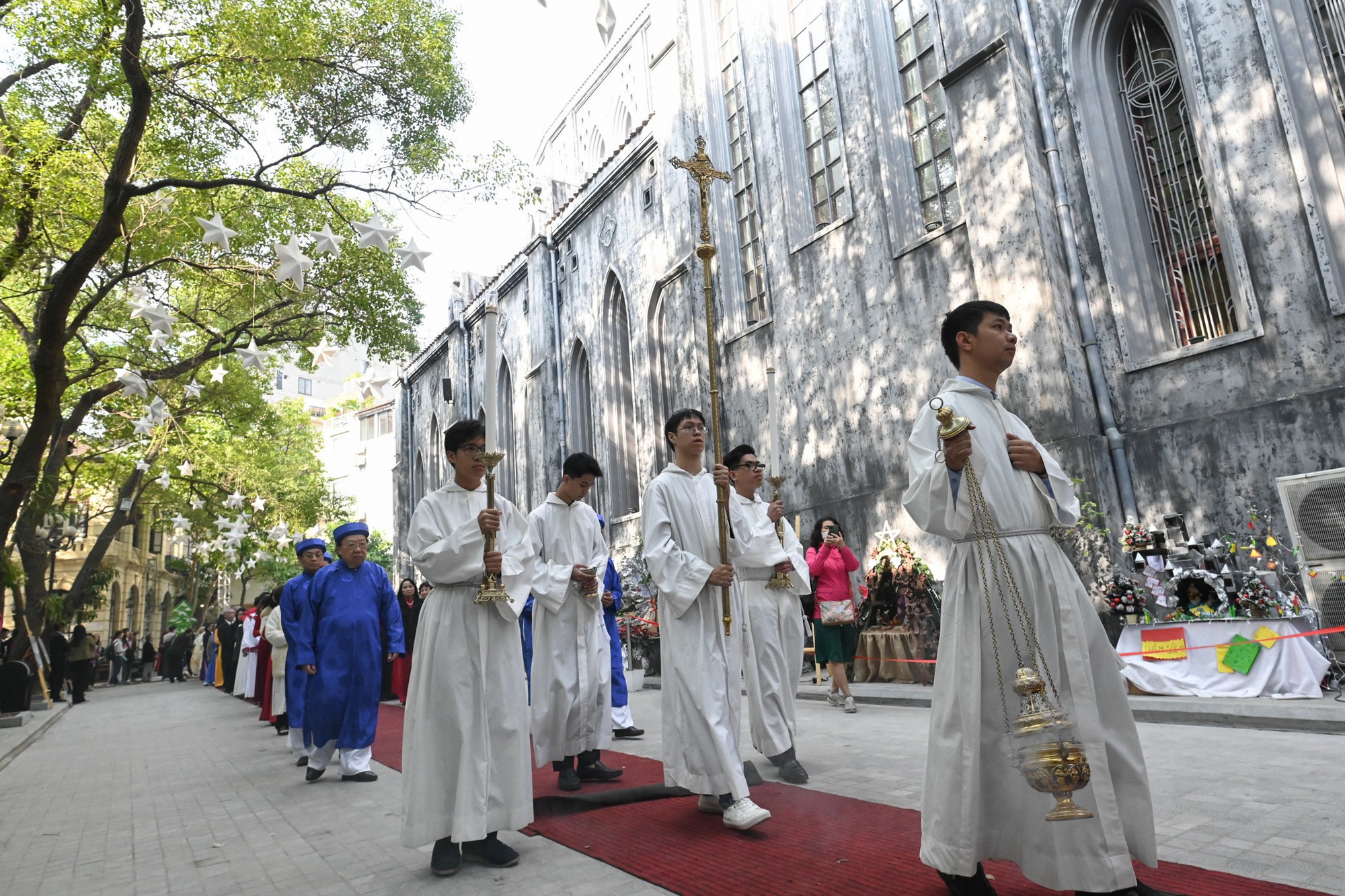 Nhà thờ Lớn Hà Nội sôi động trong ngày chính lễ Giáng sinh - Ảnh 4.