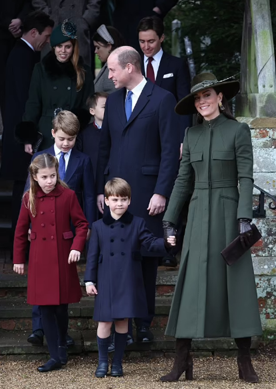 Hình ảnh &quot;Hoàng tử bé&quot; nước Anh với biểu cảm &quot;cưng xỉu&quot; khi đón Giáng sinh cùng gia đình lấn át lùm xùm mà nhà Sussex gây ra - Ảnh 2.