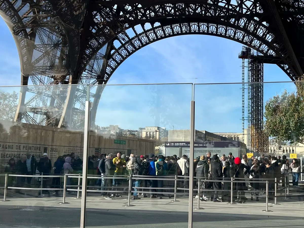 Cứ mãi mong được đến Paris xem tháp Eiffel, cô gái 'ngớ người' vì vỡ mộng, đúng là không bao giờ nên tin ảnh sống ảo - Ảnh 15.