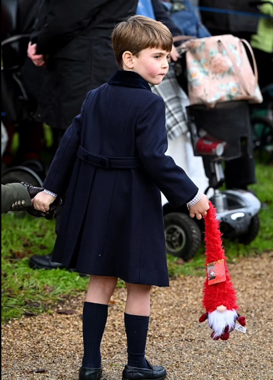 Hình ảnh &quot;Hoàng tử bé&quot; nước Anh với biểu cảm &quot;cưng xỉu&quot; khi đón Giáng sinh cùng gia đình lấn át lùm xùm mà nhà Sussex gây ra - Ảnh 3.