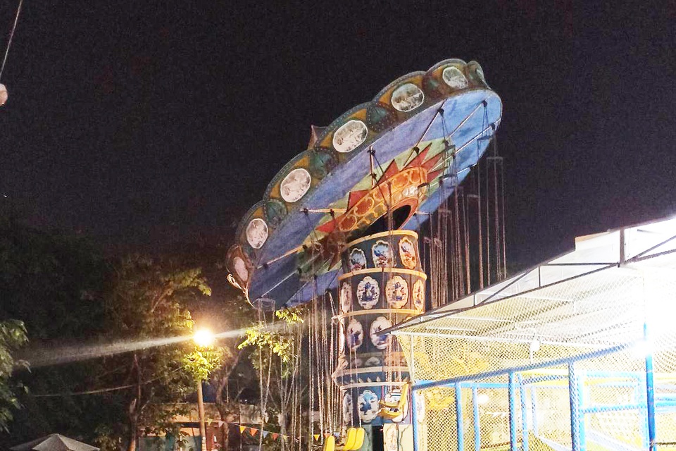 Đu quay ở TP.HCM bất ngờ bị nghi&ecirc;ng, nhiều trẻ kh&oacute;c th&eacute;t v&igrave; hoảng - Ảnh 1.