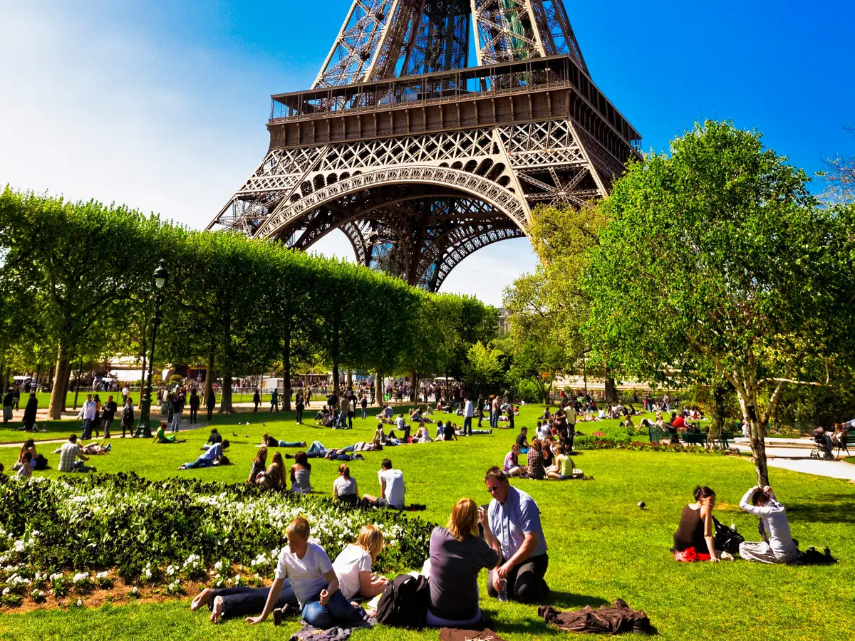 Cứ mong đến Paris xem tháp Eiffel, cô gái nhận ra không bao giờ ...