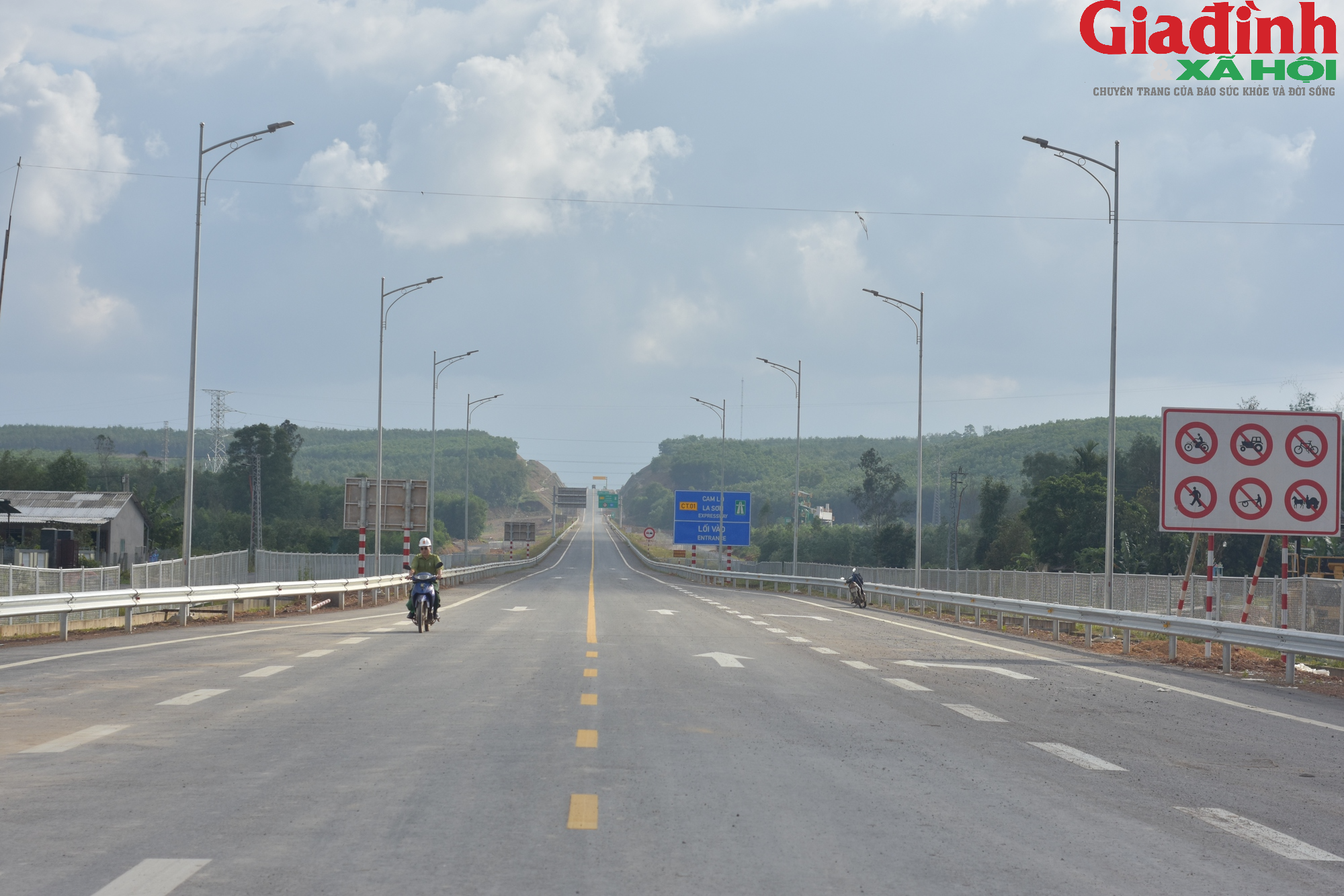 Cận cảnh tuyến cao tốc nối Quảng Trị và Thừa Thiên Huế trước ngày thông xe - Ảnh 2.