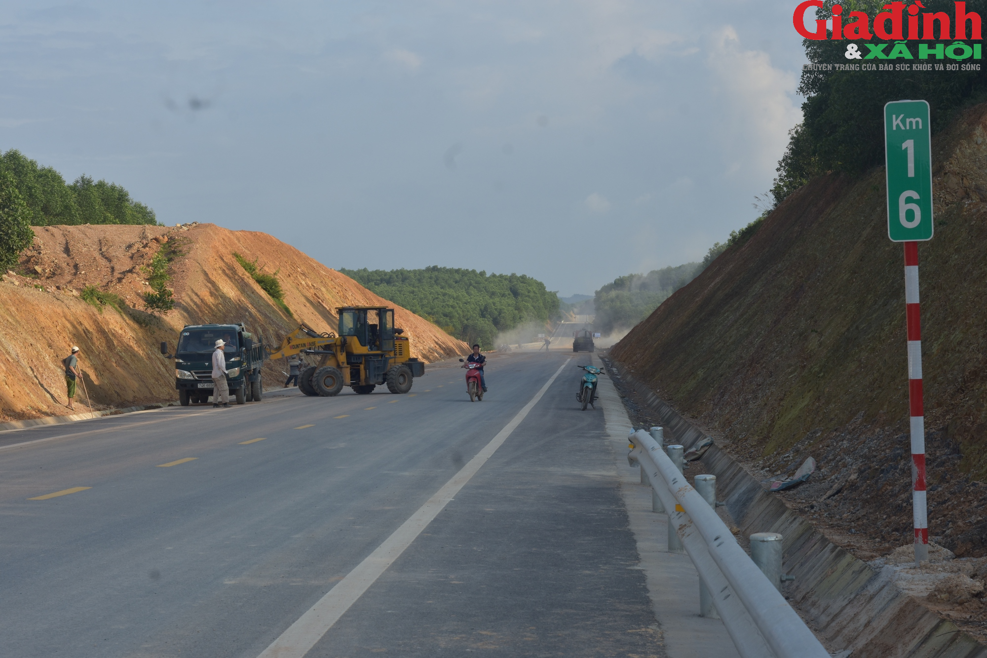 Cận cảnh tuyến cao tốc nối Quảng Trị và Thừa Thiên Huế trước ngày thông xe - Ảnh 3.