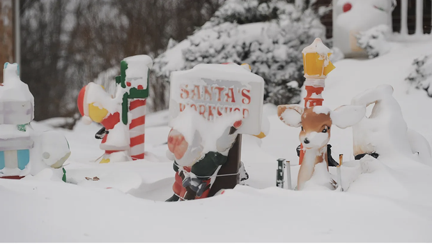 Hình ảnh Giáng sinh lạnh nhất lịch sử nước Mỹ: Bão tuyết &quot;nuốt chửng&quot; cả thành phố, hàng triệu gia đình không có điện - Ảnh 6.