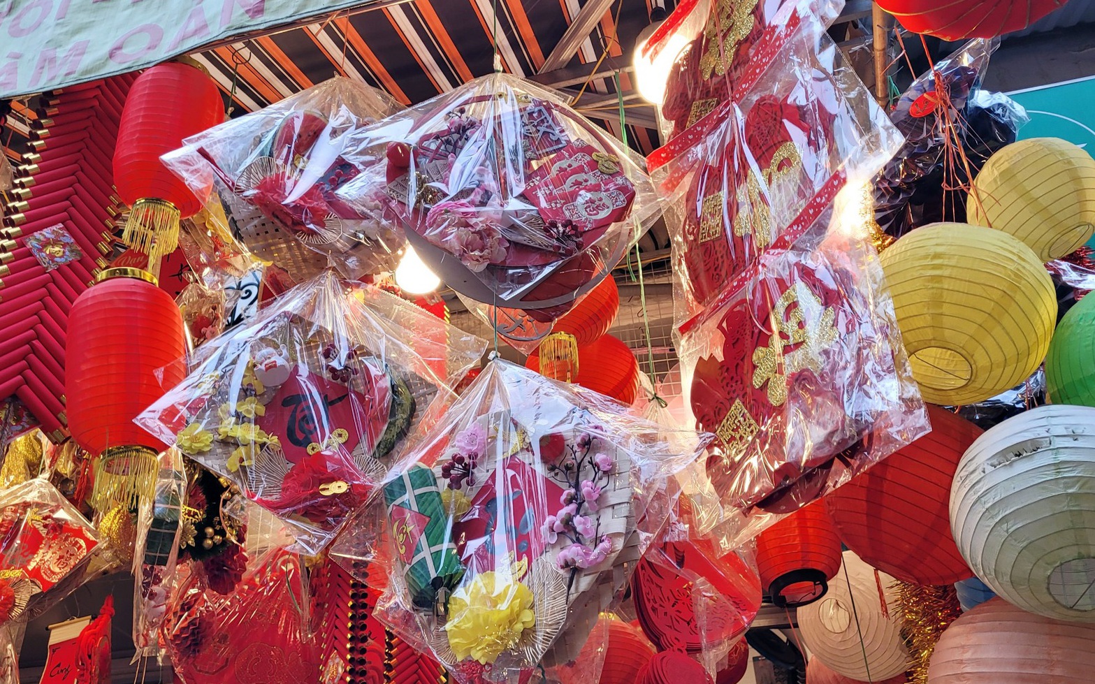Hà Nội: Sản phẩm trang trí Tết Quý Mão ngập tràn phố Hàng Mã, giá chỉ từ 20.000 đồng