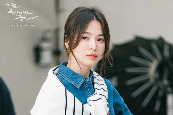 Song Hye Kyo - vợ cũ nam chính &quot;Hậu duệ mặt trời&quot;: Nhan sắc khó tin ở tuổi 41 - Ảnh 5.