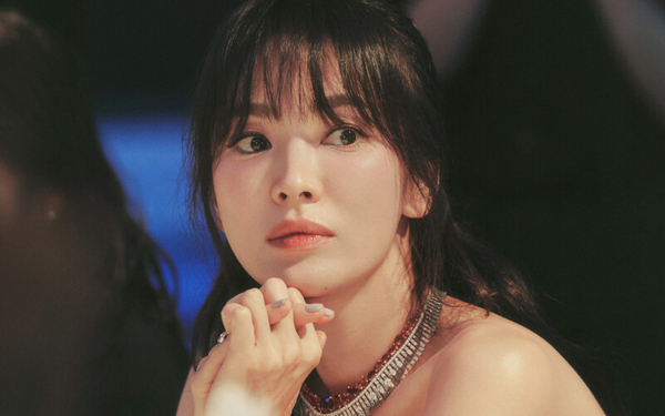 Song Hye Kyo - vợ cũ nam chính &quot;Hậu duệ mặt trời&quot;: Nhan sắc khó tin ở tuổi 41 - Ảnh 8.