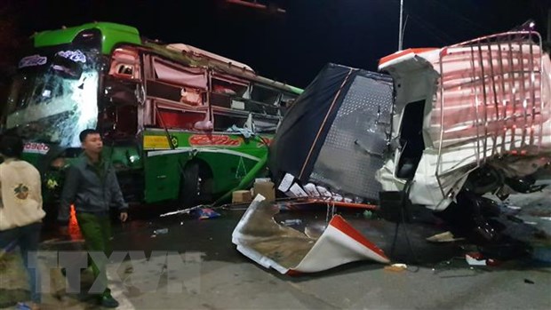 Xe kh&aacute;ch giường nằm v&agrave; xe tải t&ocirc;ng nhau, h&agrave;ng chục người bị thương - Ảnh 1.