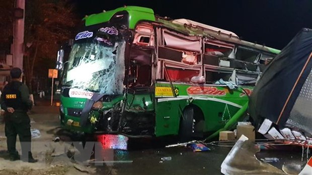 Xe kh&aacute;ch giường nằm v&agrave; xe tải t&ocirc;ng nhau, h&agrave;ng chục người bị thương - Ảnh 3.