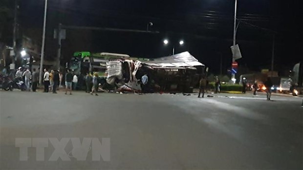 Xe kh&aacute;ch giường nằm v&agrave; xe tải t&ocirc;ng nhau, h&agrave;ng chục người bị thương - Ảnh 4.