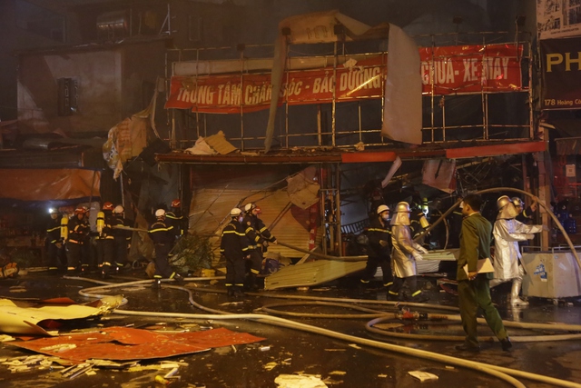 Hình ảnh hiện trường vụ cháy nổ tại cửa hàng sửa xe máy ở Hà Nội - Ảnh 5.