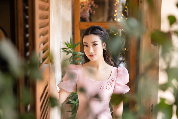 Nhan sắc Hoa hậu Đỗ Mỹ Linh sau khi lấy chồng doanh nhân - Ảnh 3.