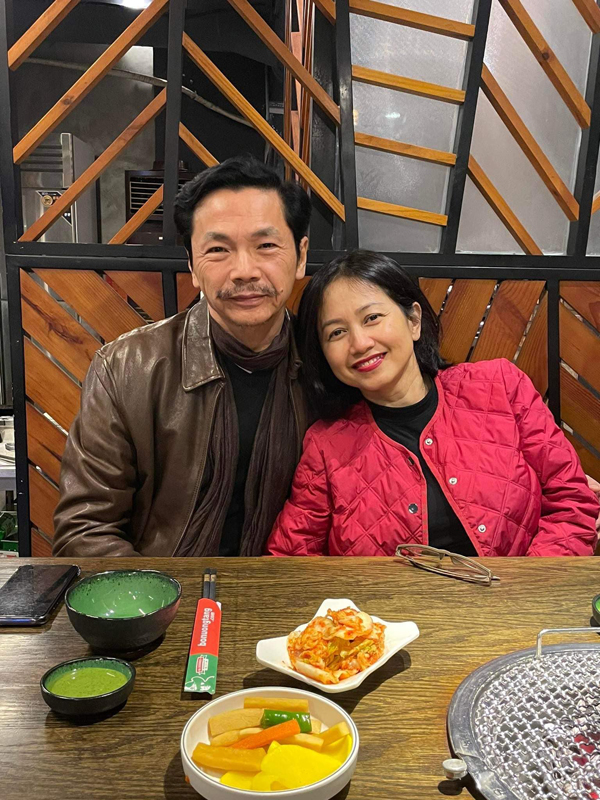 25 năm hôn nhân của NSND Trung Anh: 2 con trai gái đều đi du học, vợ hiền hậu đảm đang - Ảnh 4.