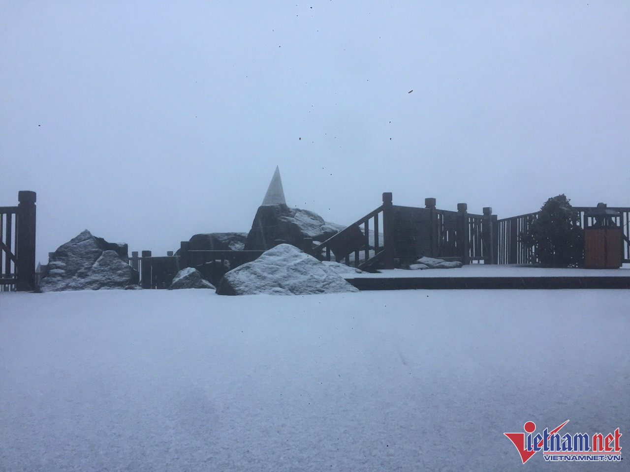 Tuyết đang rơi trên đỉnh Fansipan - Ảnh 1.