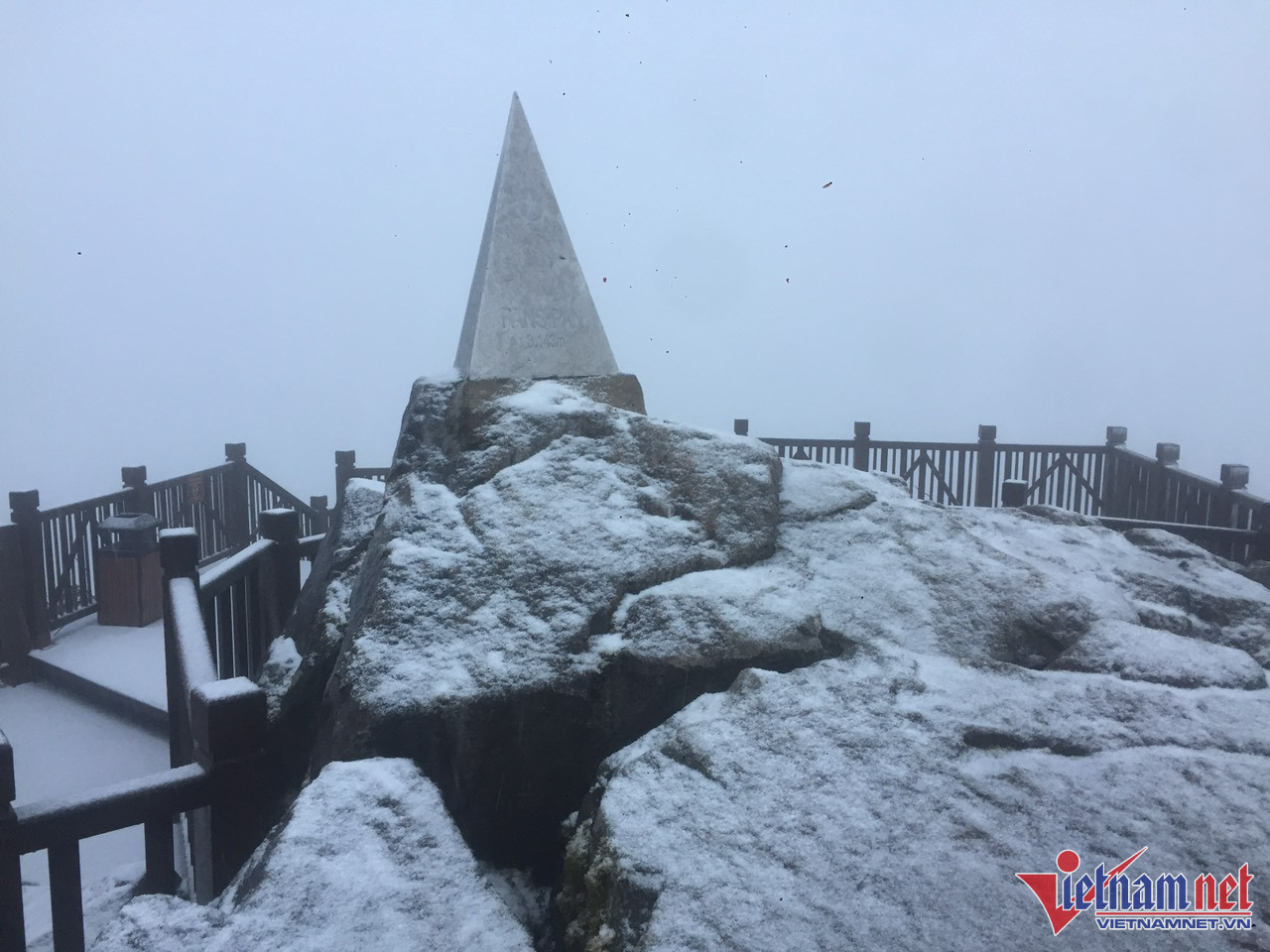 Tuyết đang rơi trên đỉnh Fansipan - Ảnh 6.