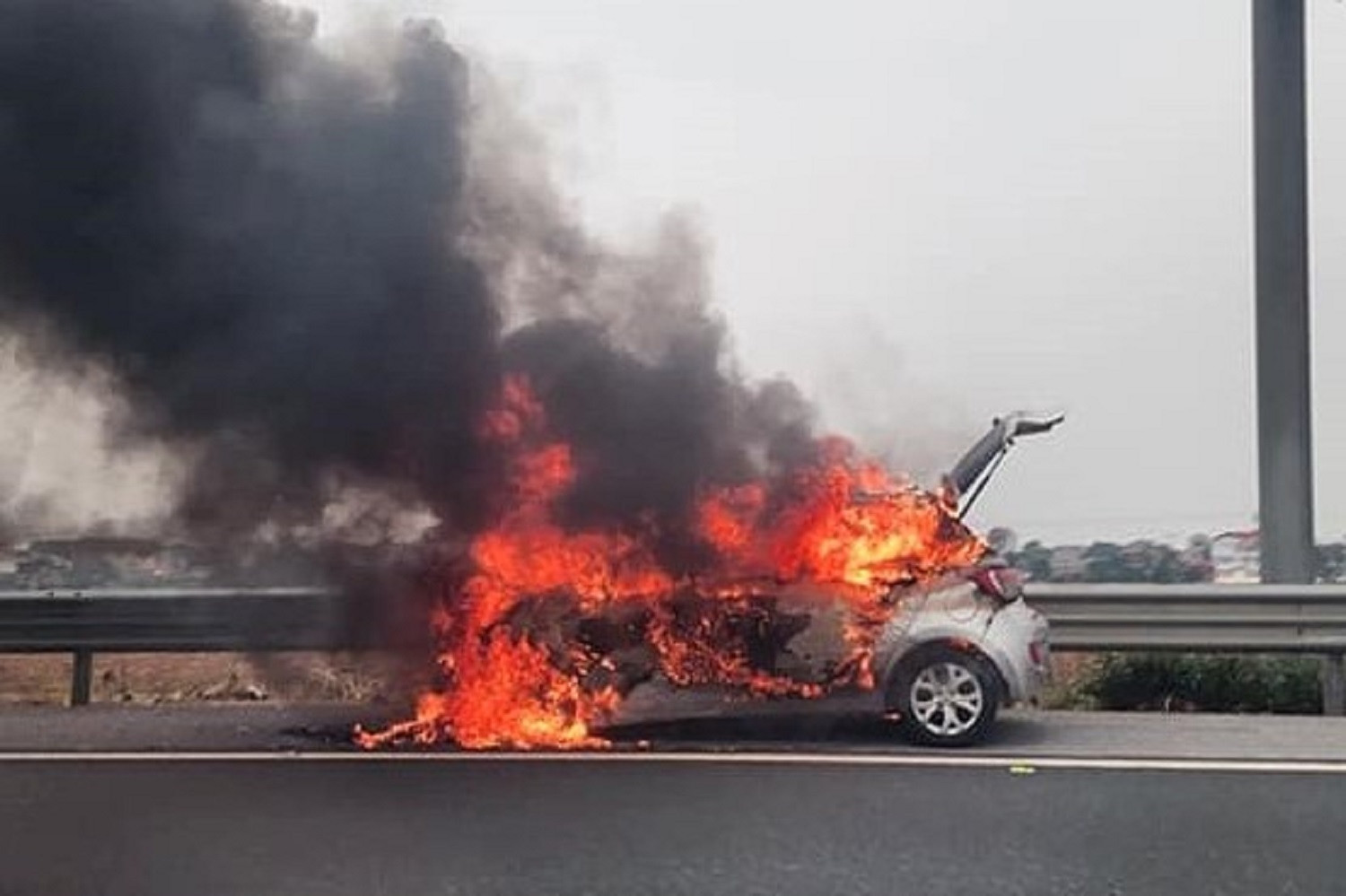 Ô tô cháy dữ dội trên cao tốc Pháp Vân - Cầu Giẽ - Ảnh 1.