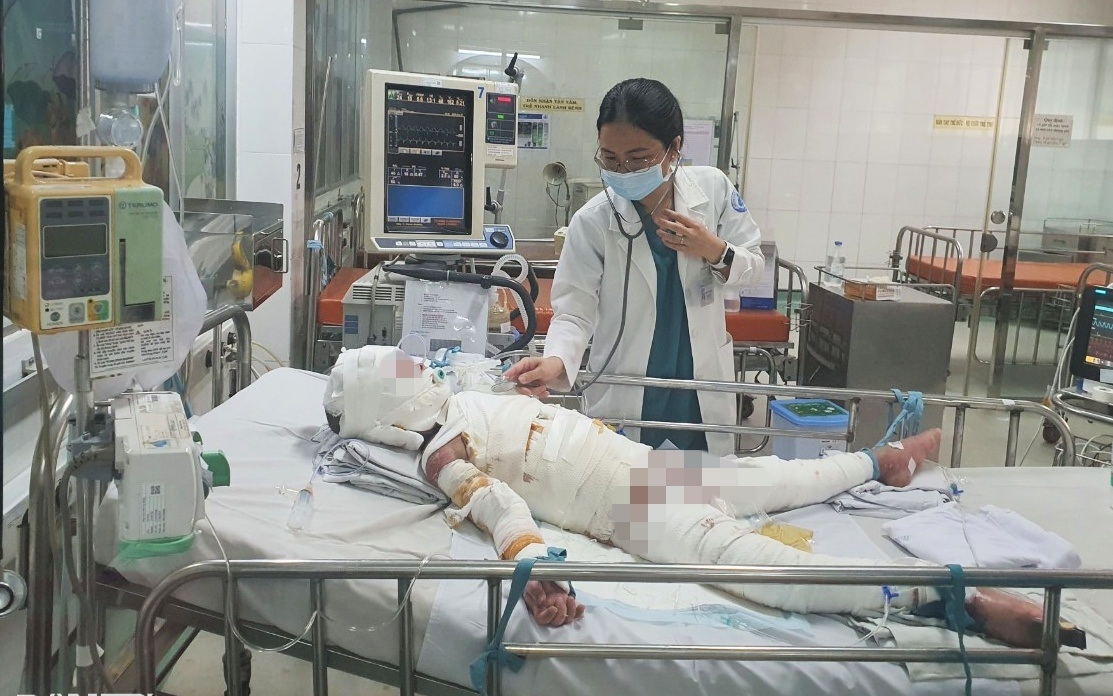 Tin 29/12: Người mẹ lấy da mình ghép cho con trai 5 tuổi bỏng thương tâm; thông tin mới nhất về cô gái xông vào bệnh viện nhờ cấp cứu