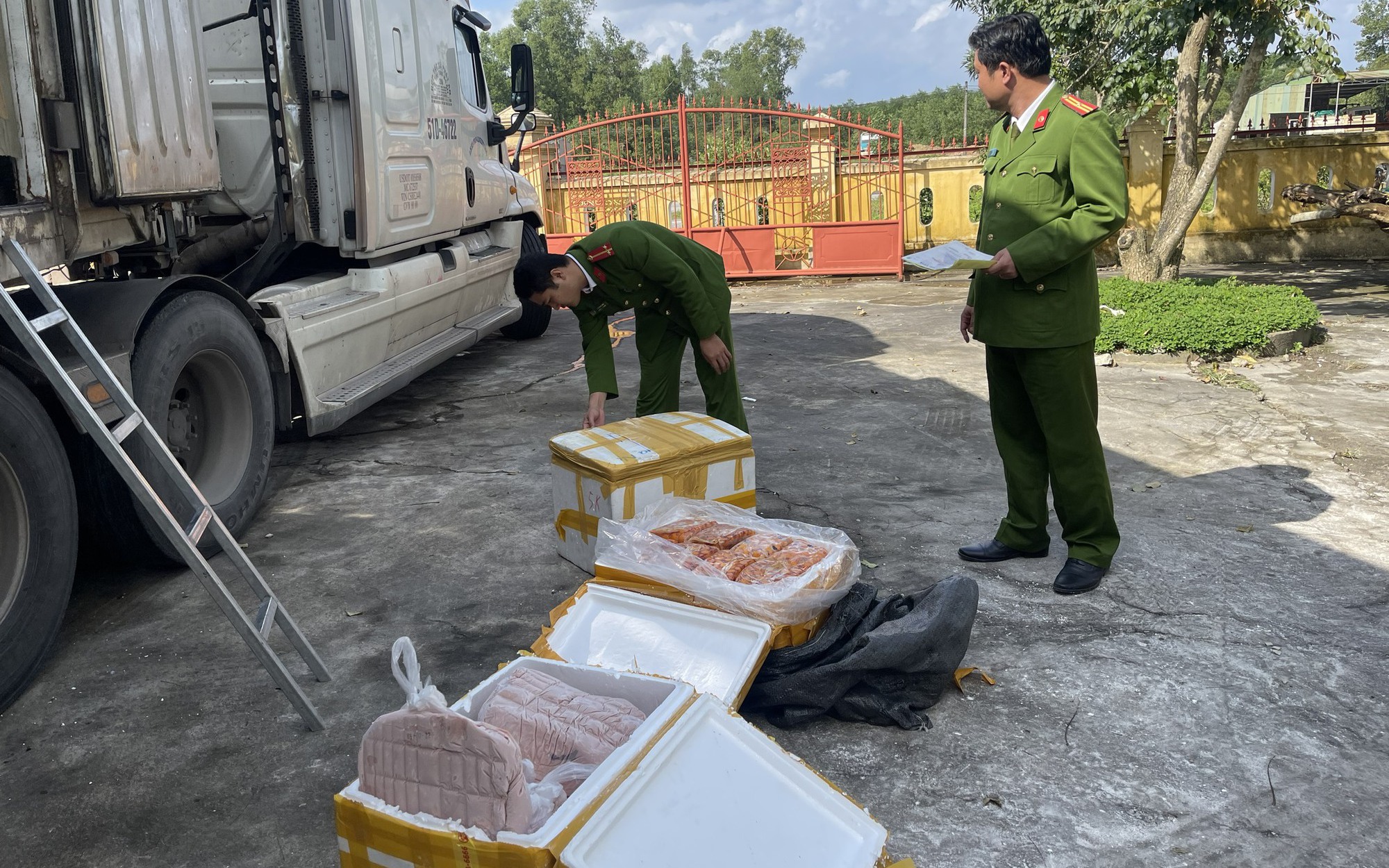 Chặn đứng ô tô chở hàng trăm thùng chân gà, xúc xích... không rõ nguồn gốc trên đường đi tiêu thụ