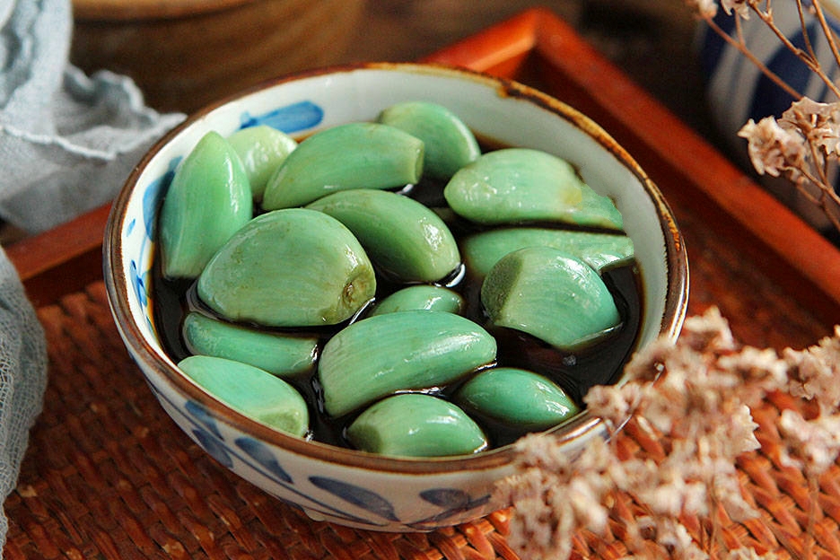 Cách làm tỏi xanh ngọc bích tại nhà, ăn vừa thơm giòn lại giúp giải ngán dầu mỡ ngày Tết - Ảnh 5.