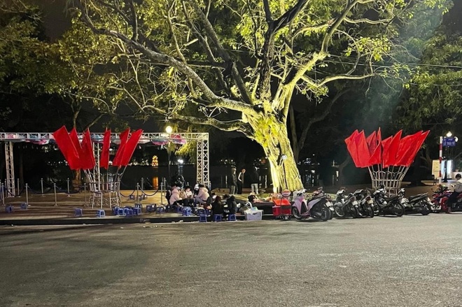 B&aacute;n 80.000 đồng một củ khoai nướng, người phụ nữ n&oacute;i do gi&aacute; nhập cao - Ảnh 2.