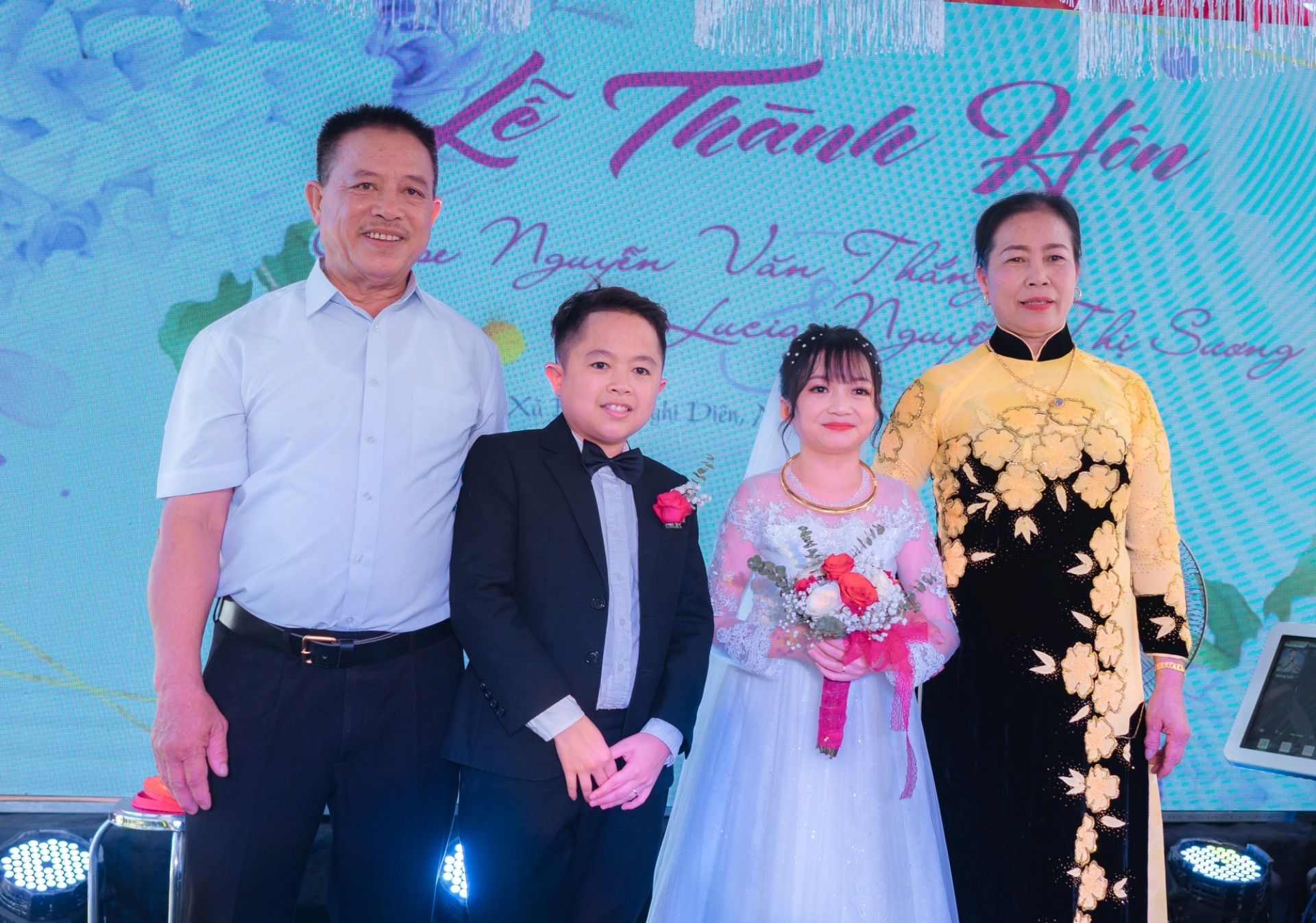 Vợ chồng 'tí hon' ở Nghệ An tổ chức lễ cưới 30 mâm, khách đến gấp đôi - Ảnh 1.