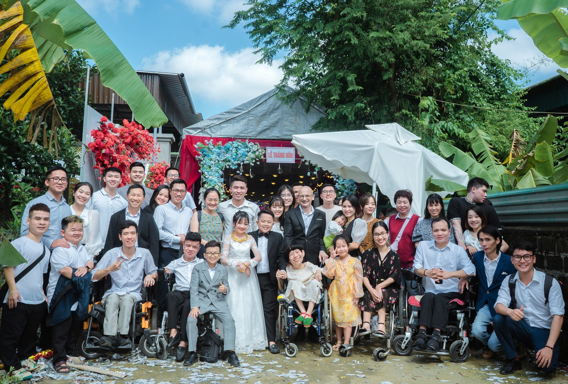 Vợ chồng 'tí hon' ở Nghệ An tổ chức lễ cưới 30 mâm, khách đến gấp đôi - Ảnh 4.