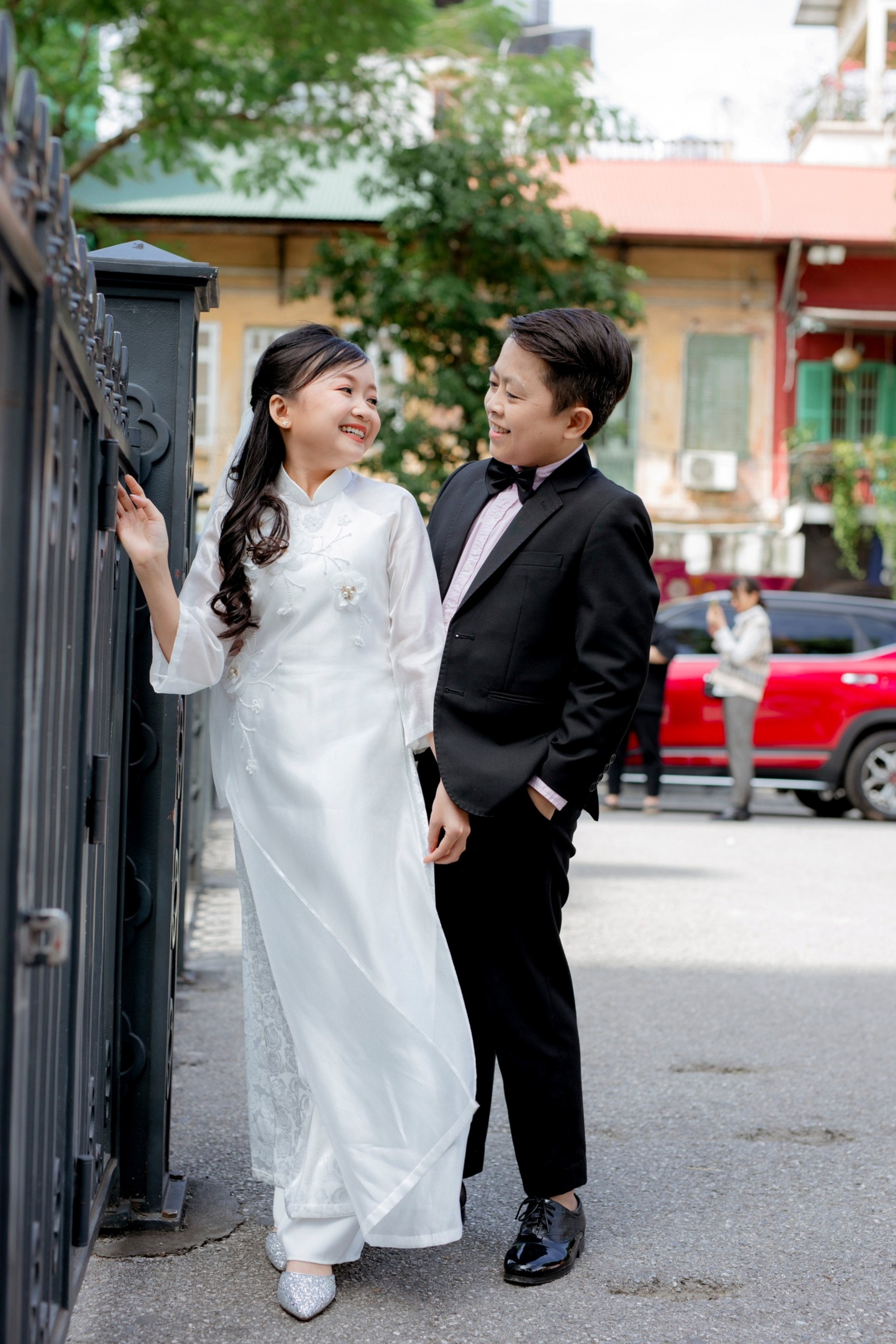 Vợ chồng 'tí hon' ở Nghệ An tổ chức lễ cưới 30 mâm, khách đến gấp đôi - Ảnh 6.