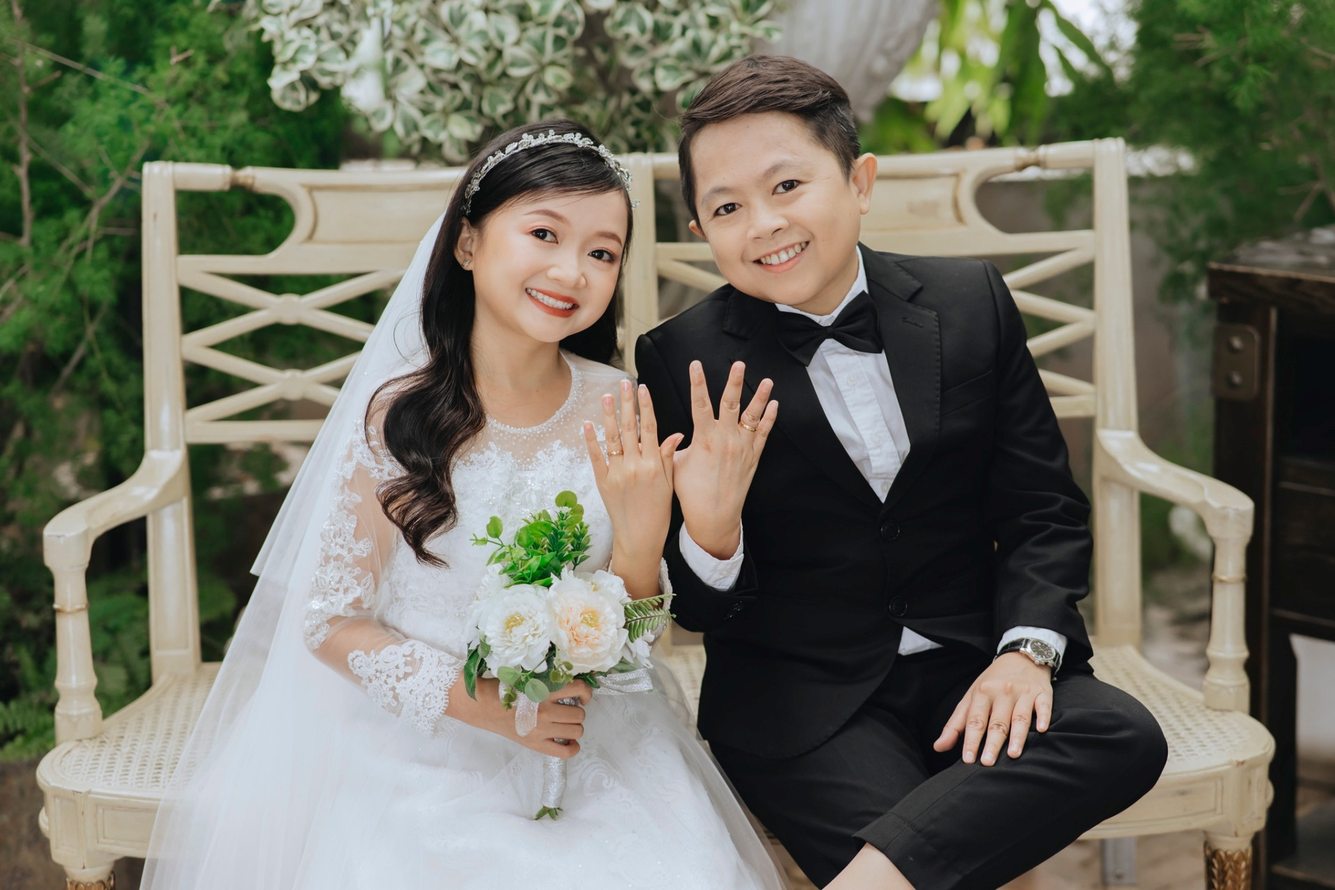 Vợ chồng 'tí hon' ở Nghệ An tổ chức lễ cưới 30 mâm, khách đến gấp đôi - Ảnh 2.